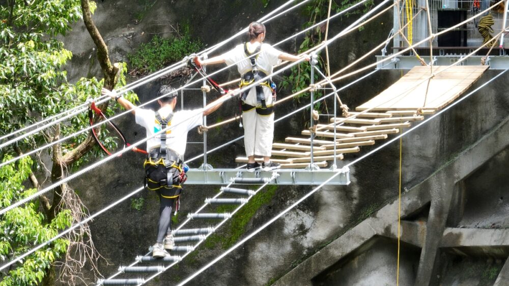 種類の異なる足場が続くNIYOFLYの吊り橋