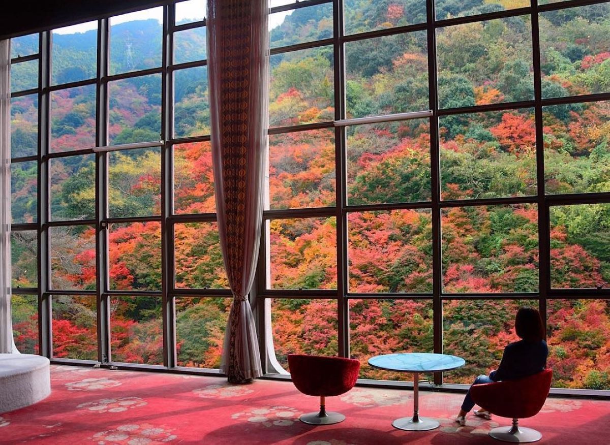 奥道後壱湯の守の紅葉の絶景が広がるロビー