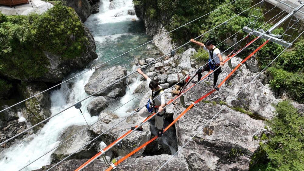 NIYOFLYの吊り橋と眼下に広がる岩屋川渓谷