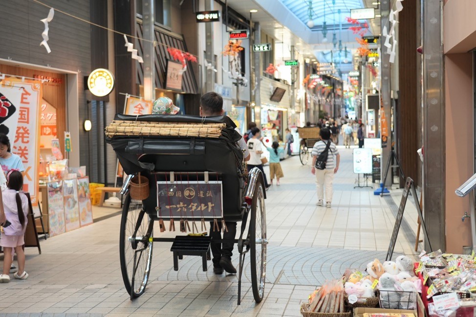 道後ハイカラ通りを走る人力車