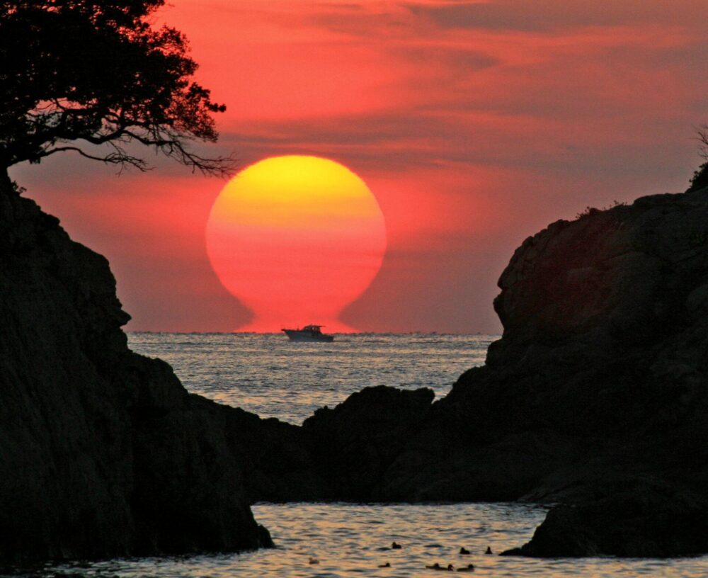 船と重なる宿毛湾のだるま夕日