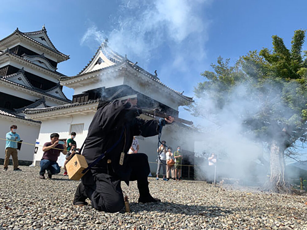 大洲城で行われる大洲藩鉄砲隊の公開練習