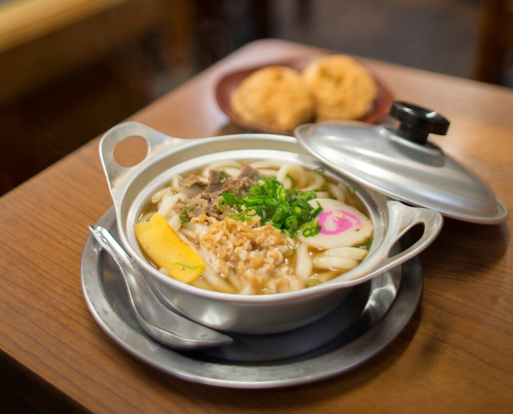 松山名物の鍋焼きうどん