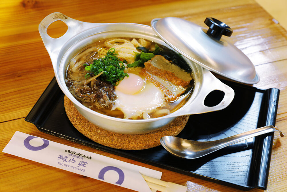 松山城本丸広場にある城山荘の鍋焼きうどん