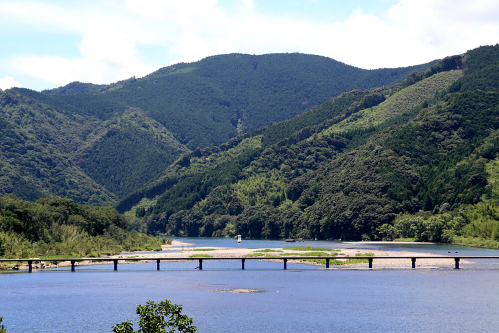 四万十川に架かる今成橋（佐田沈下橋）