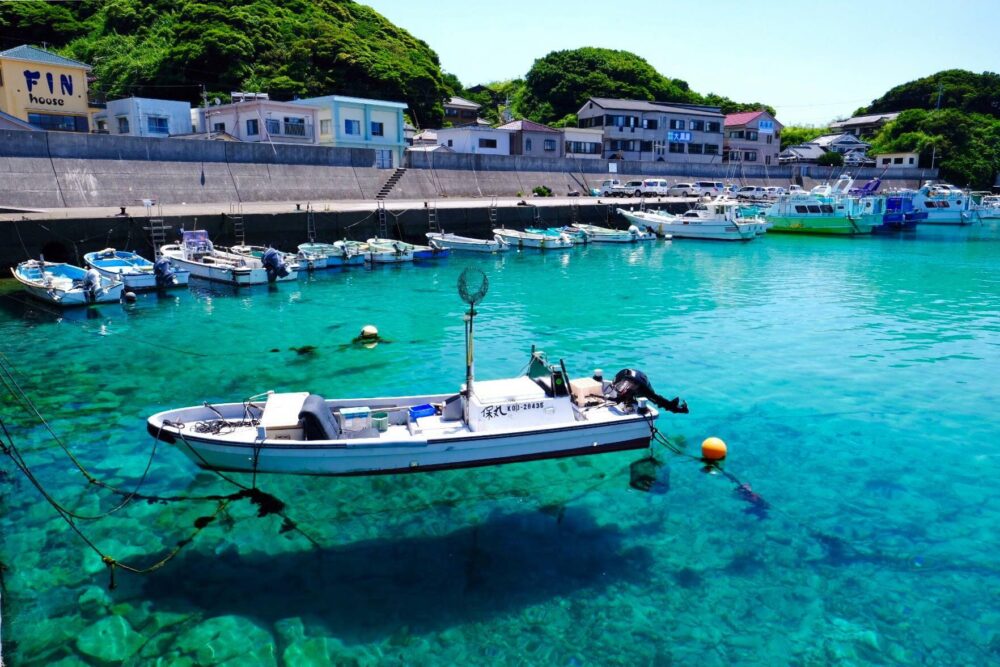 船が宙に浮いて見えるほど透明度の高い海が広がる柏島