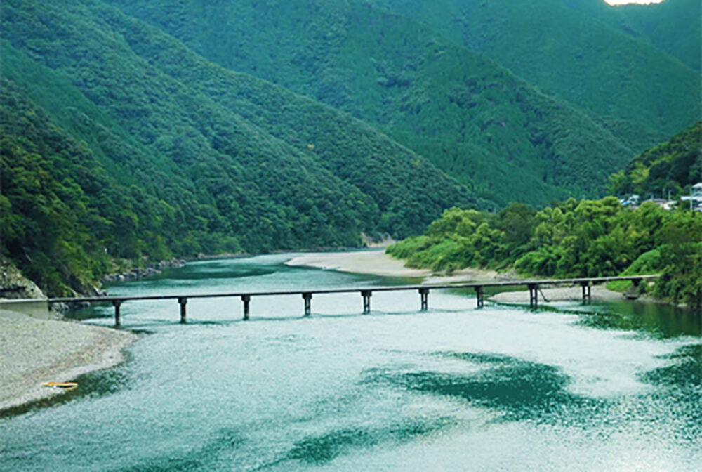 四万十川に架かる岩間沈下橋