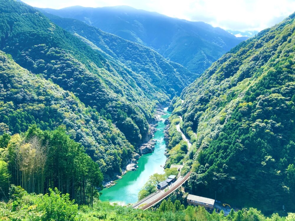 徳島県を流れる吉野川の中流域に位置する大歩危・小歩危