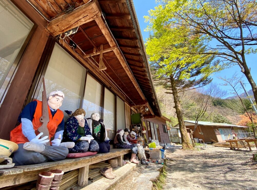 名頃かかしの里で暮らしになじむかかしたち