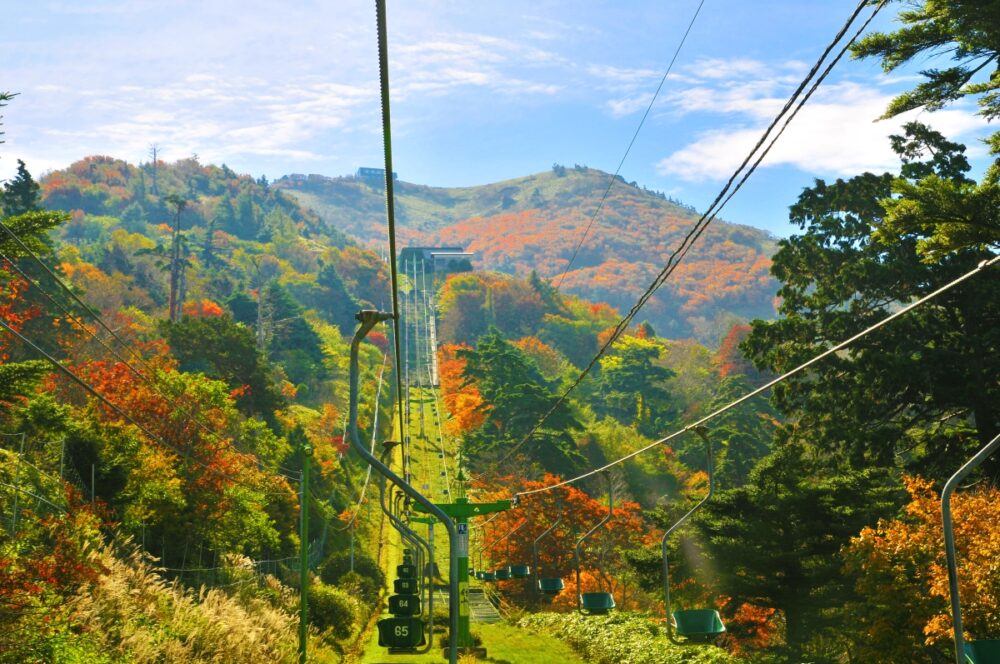 剣山観光登山リフトと紅葉風景