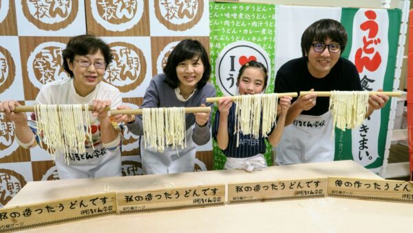 中野うどん学校で作ったうどんと記念撮影