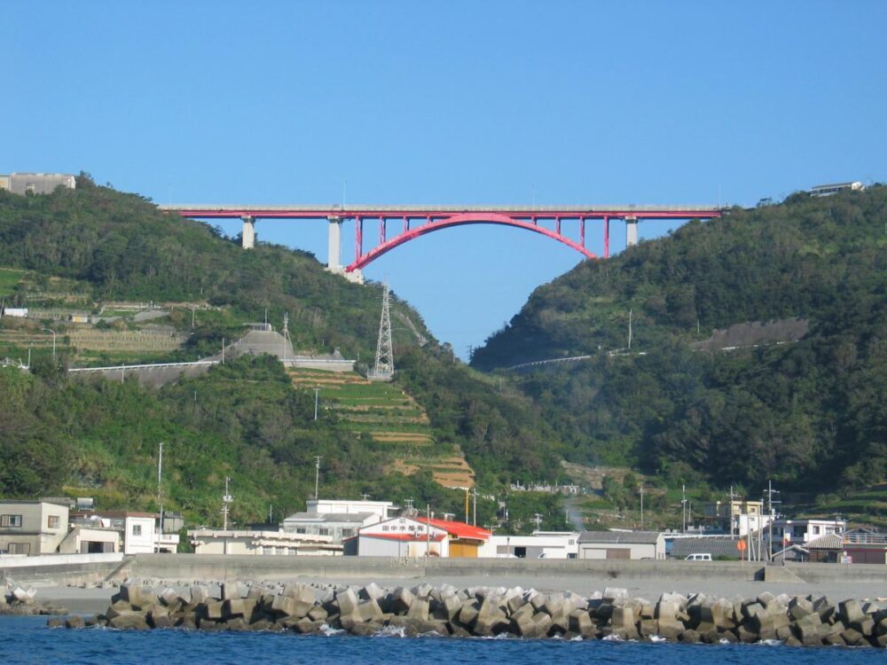 佐田岬半島に架かる橋と海辺の集落