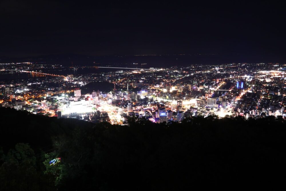 眉山の展望台から一望できる徳島市の夜景