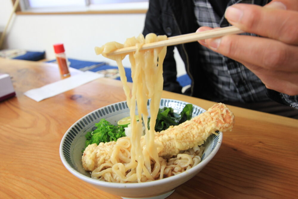 徳島のご当地麺 鳴ちゅるを食べる様子