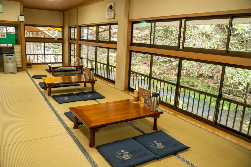 渓谷沿いの店内風景