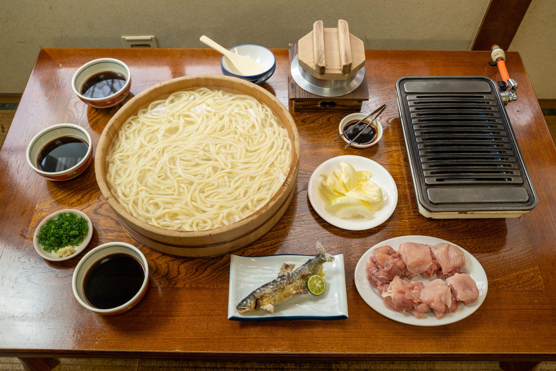 たらいうどんの配膳