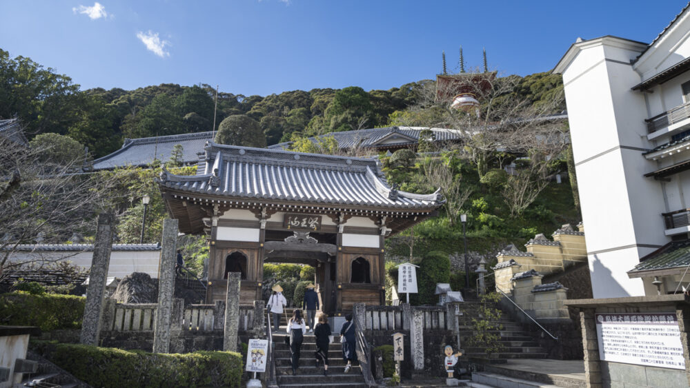 薬王寺の入口となる仁王門