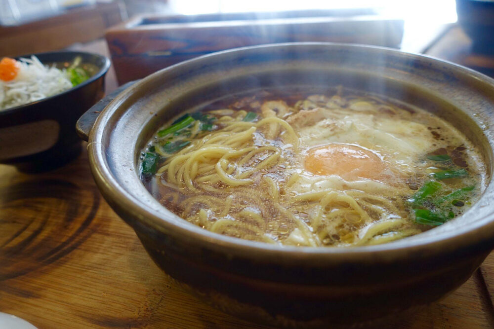 ご飯と一緒に食べるのが定番な鍋焼きラーメン