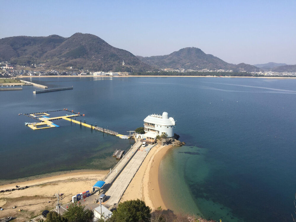 瀬戸内海に突き出た日本ドルフィンセンター