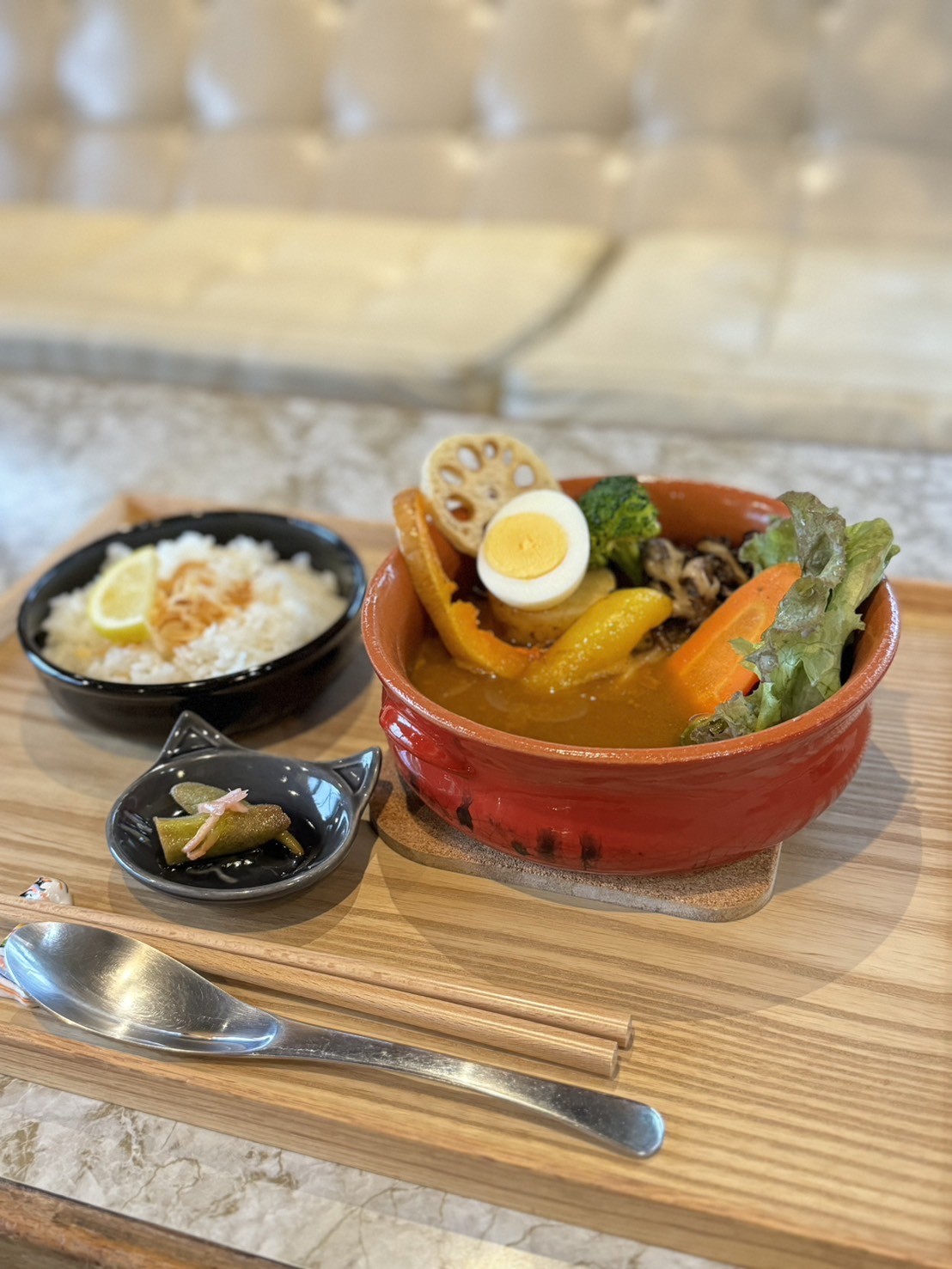 具だくさんのEKINONEKIの「至高のスープカレー」