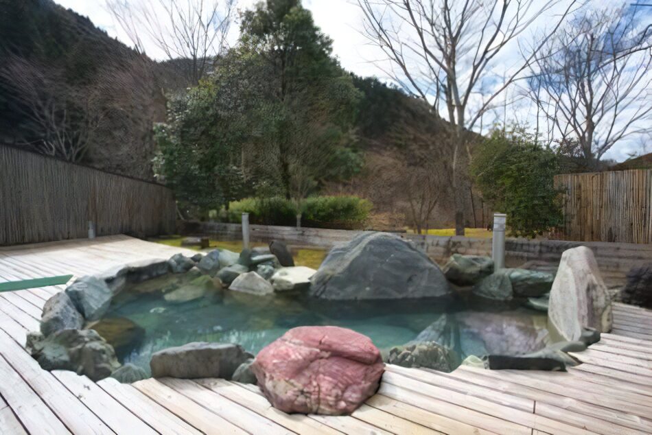 源泉かけ流しの「雲の上の温泉」の露天温泉