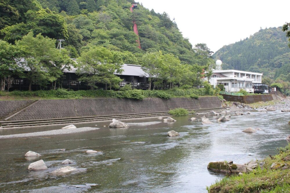 安田川のほとりに立つうまじ温泉の本館と別館