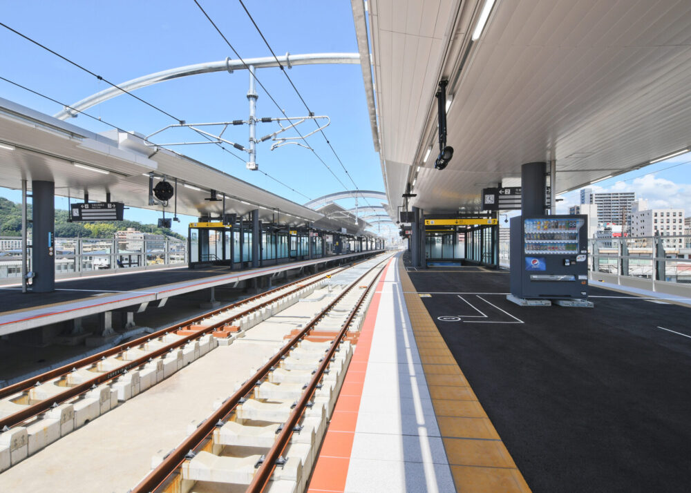 新しくなった松山駅のホームの様子