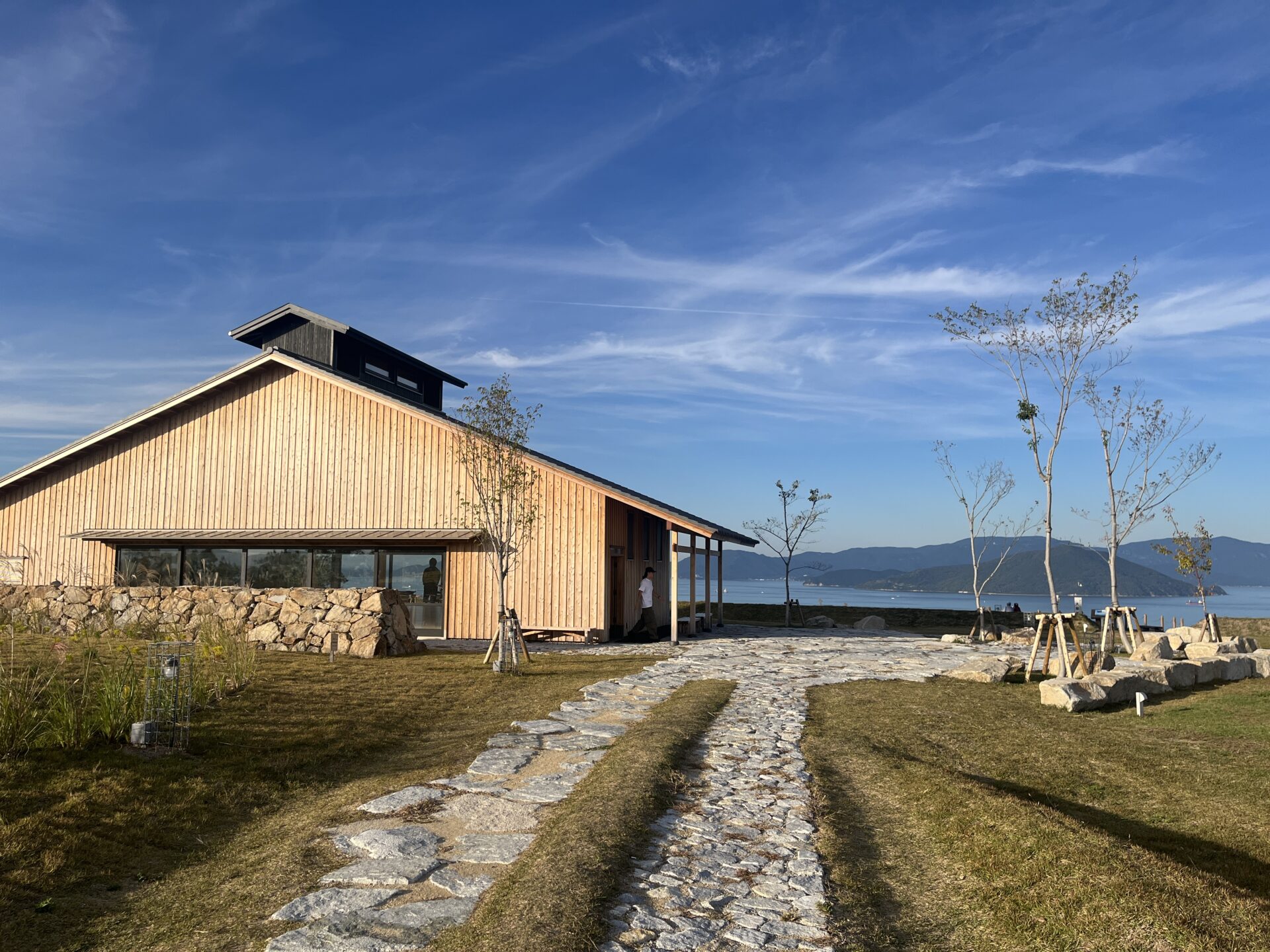 「時の納屋」と背景にある瀬戸内海や小豆島