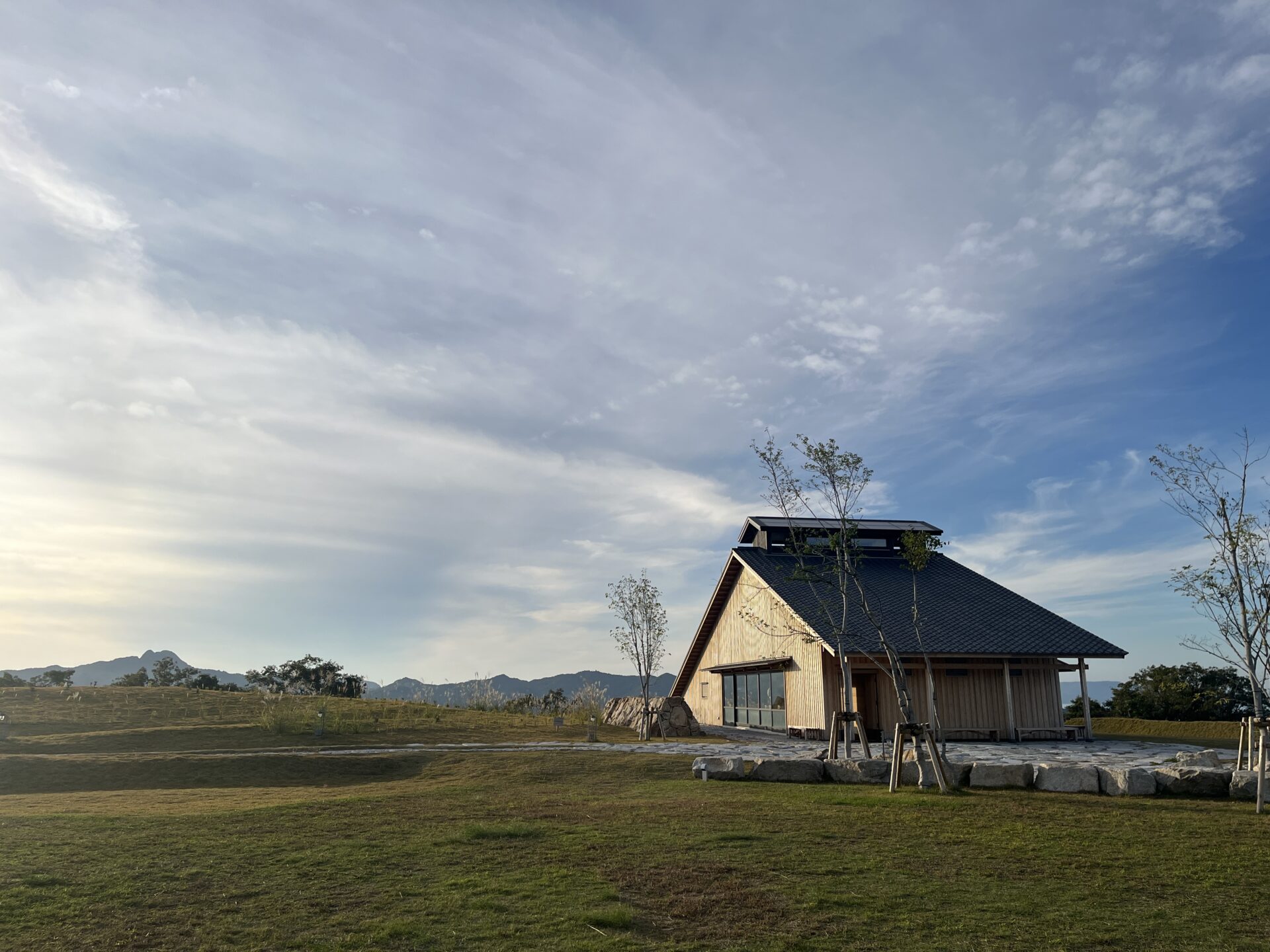 香川県さぬき市の大串自然公園にたたずむ「時の納屋」の外観