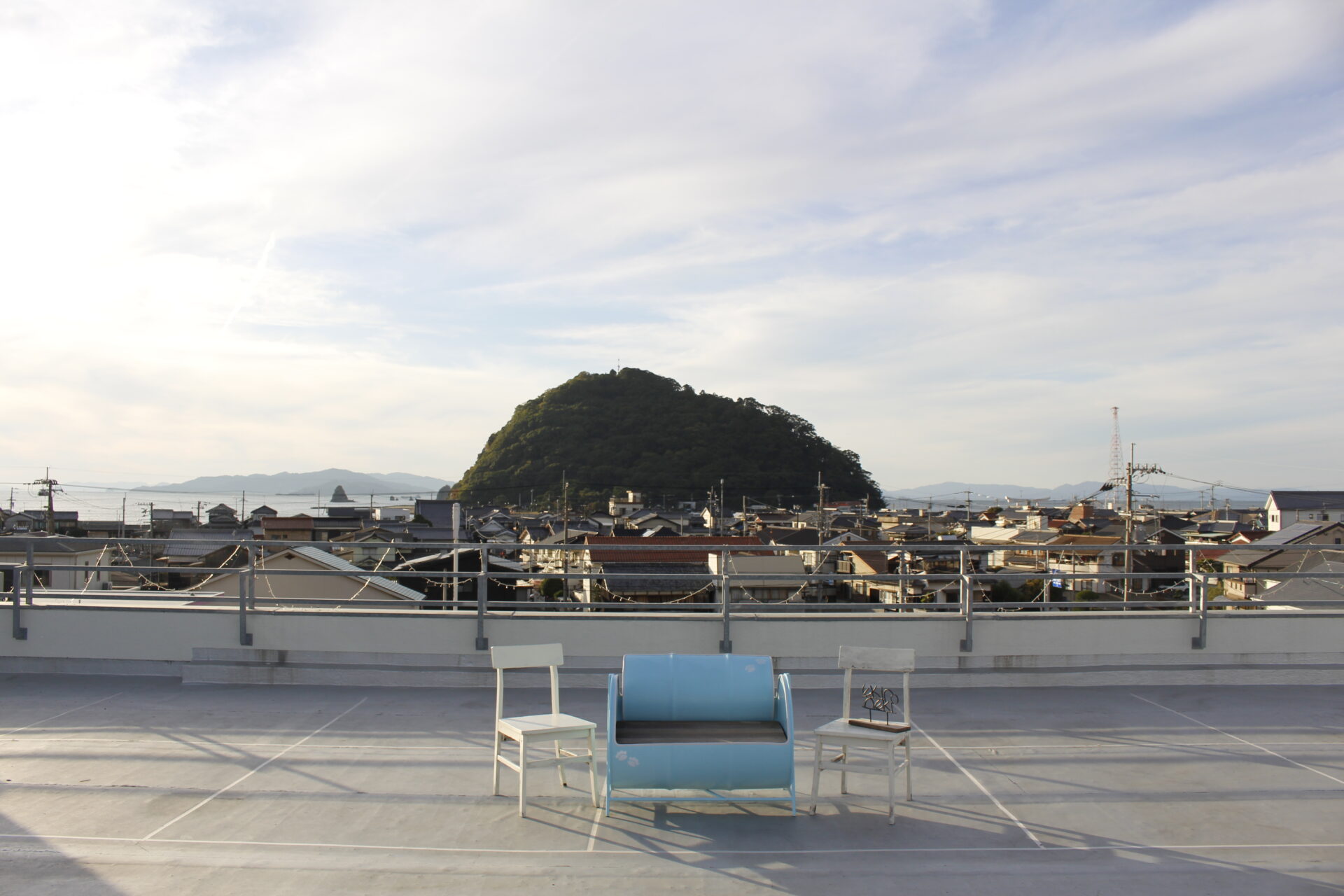 北条鹿島と瀬戸内海の島々が広がるEKINONEKI屋上の風景