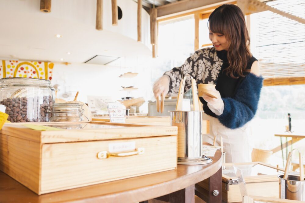 専用トングでふたが閉まるまでカップにチョコを詰め放題