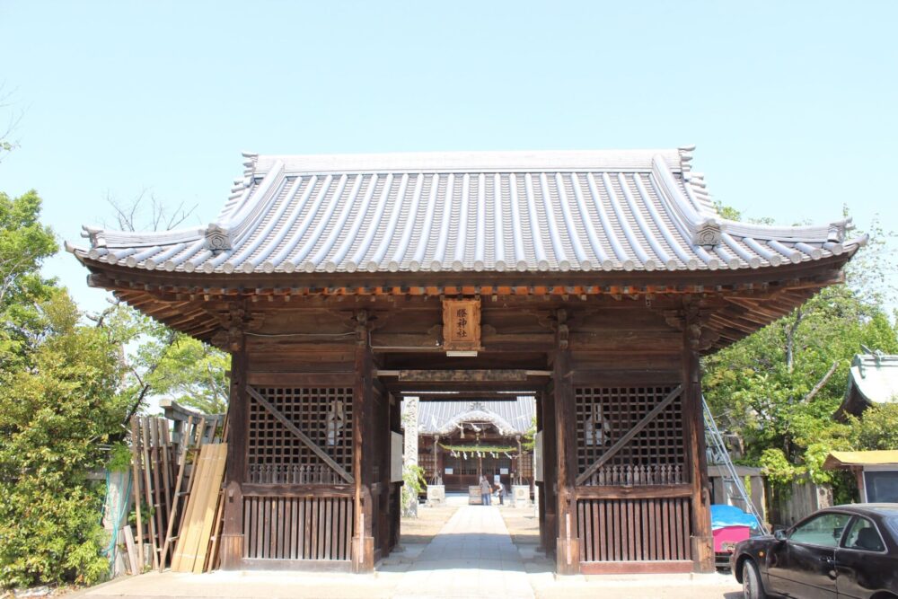 雌山山頂のちきり神社の門前