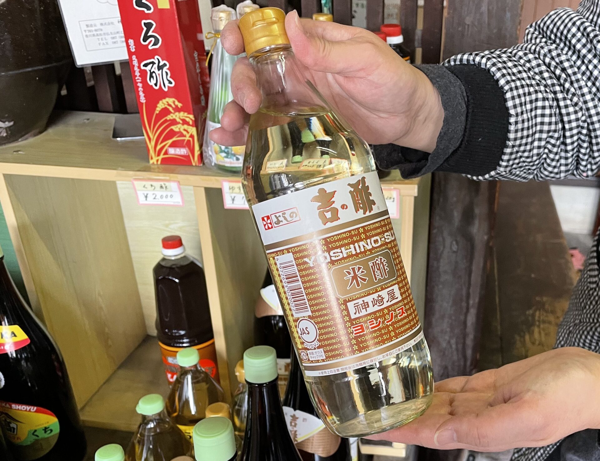 杉の大樽から熟成させる米酢『吉の酢』