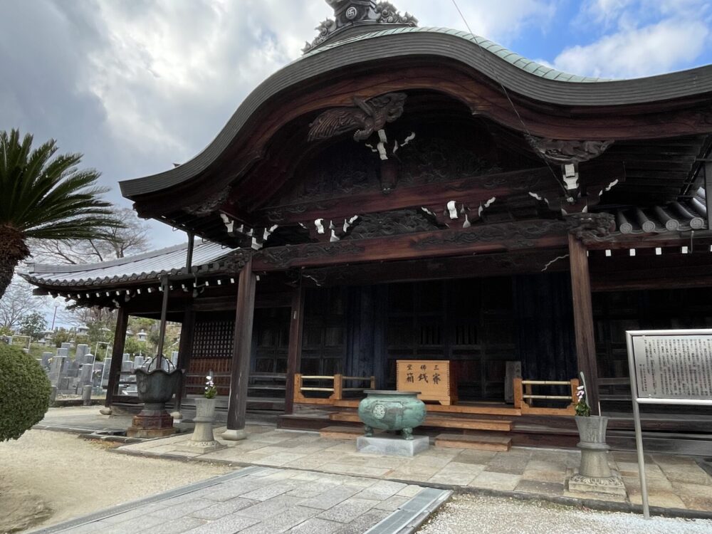 法然寺さぬきの寝釈迦が祀られている三仏堂