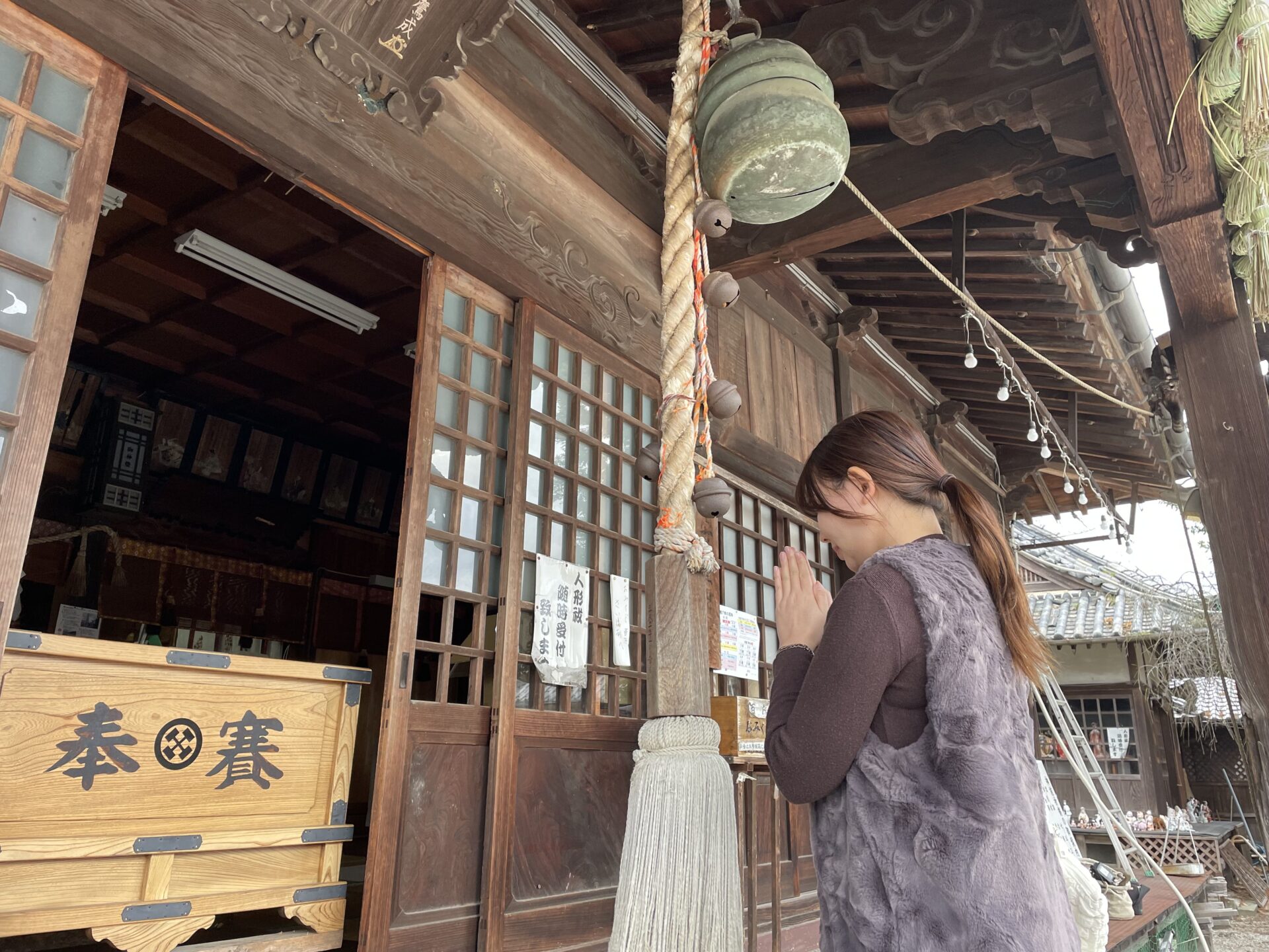 仏生山ちきり神社で祈願中