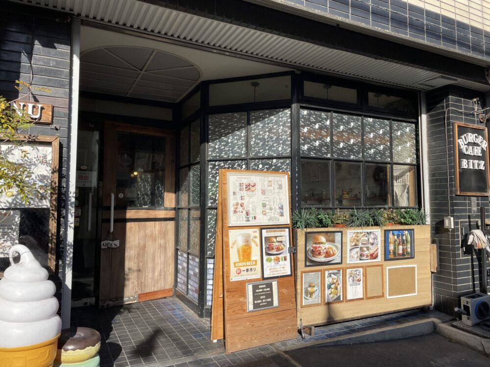 仏生山駅隣にあるバーガーカフェビッツの店舗前