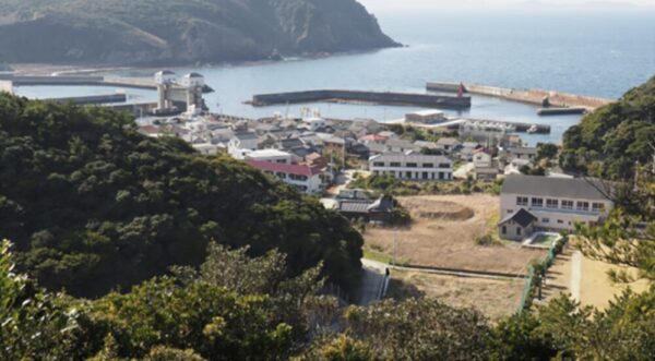 伊島の漁港近くの集落