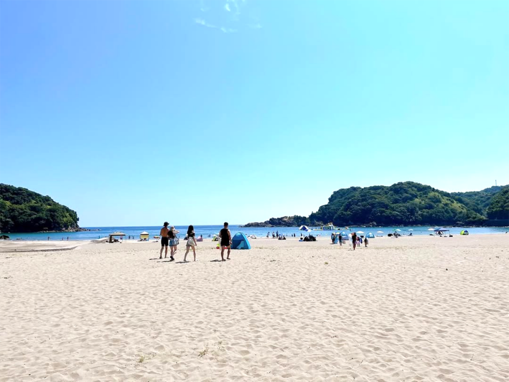 夏場は多くの人でにぎわう白浜海水浴場