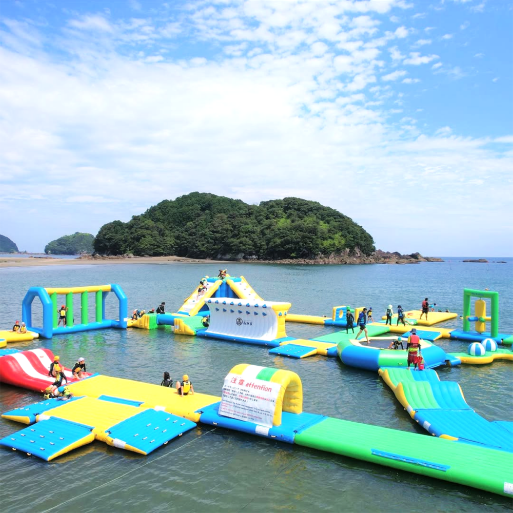 白浜海岸で夏に開催されている海上アスレチックイベント「ビーチホッピング」