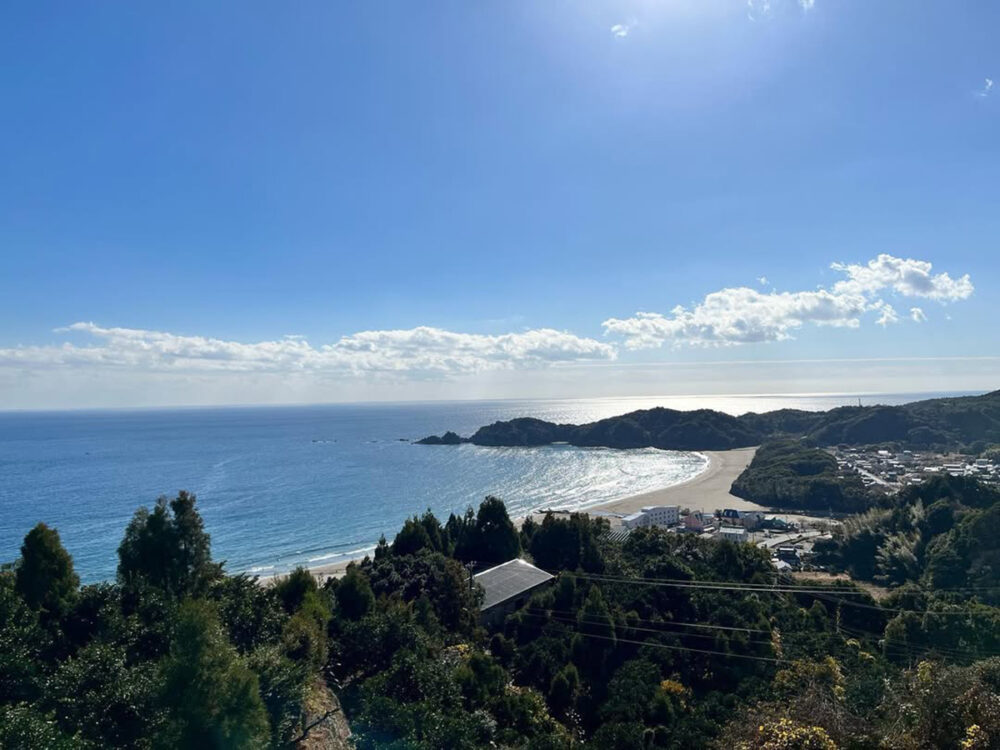 高知県の最東端に位置する東洋町の町と海岸線