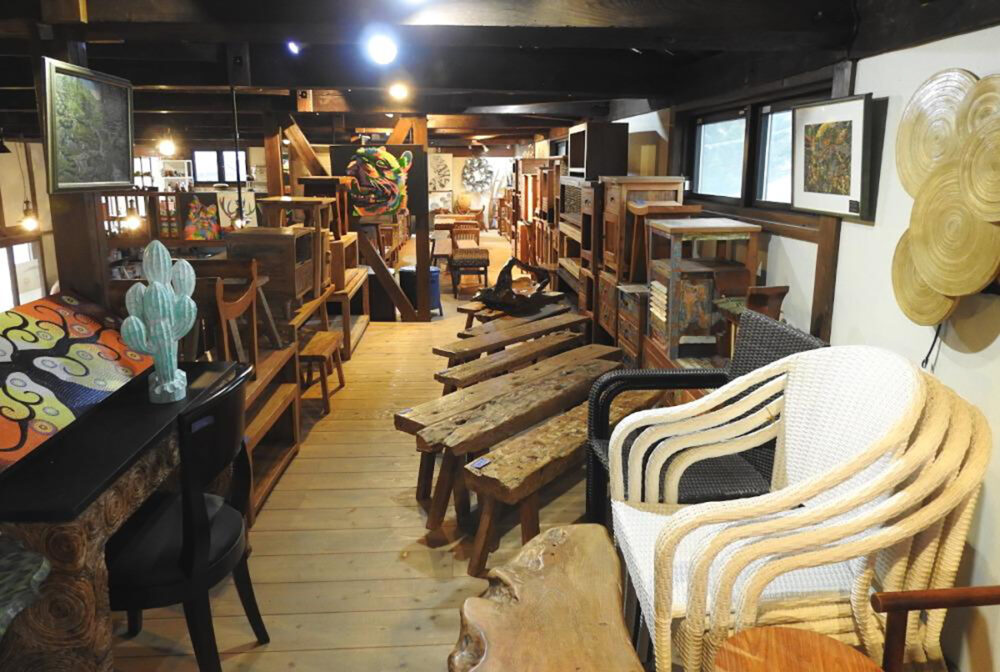 店内には一点物の家具もありレア度高し