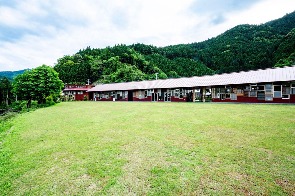 施設の周りの広々とした芝生