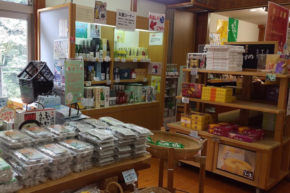 地元特産品やここだけのグッズを販売する売店