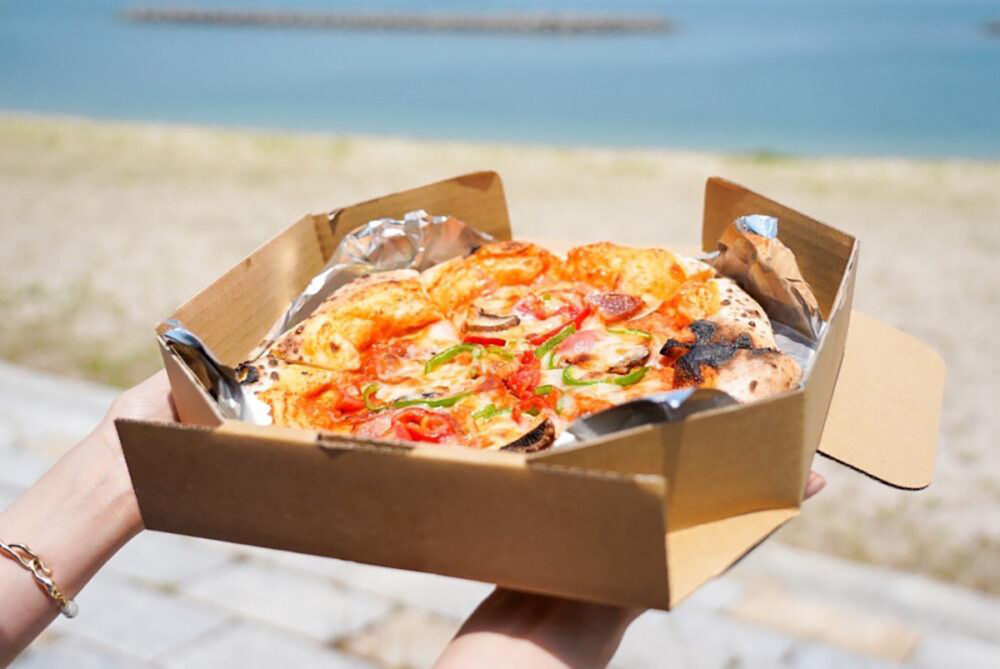 “PORTO PIZZAの焼きたてピザを海岸で