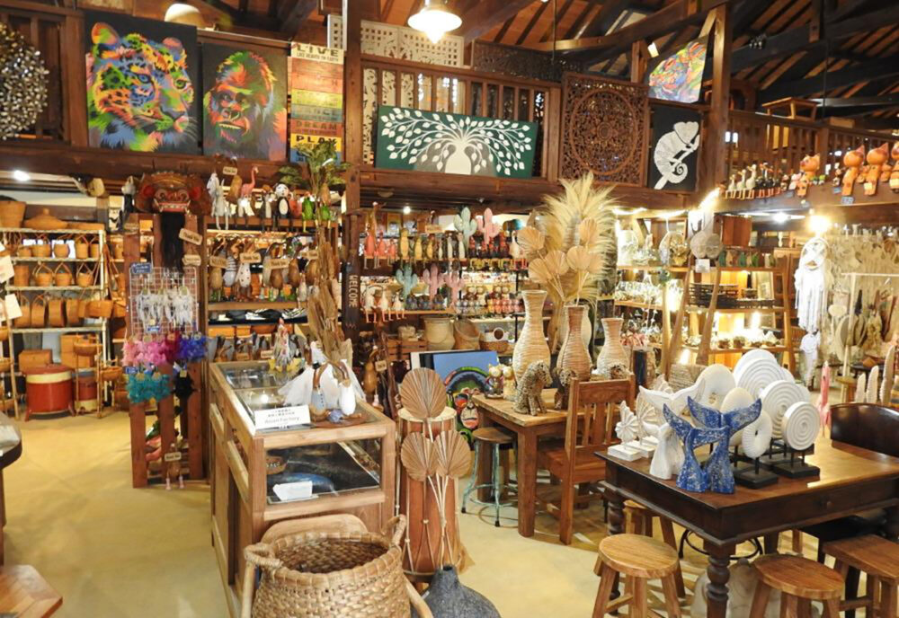 所狭しと面白いものが並んでいる店内