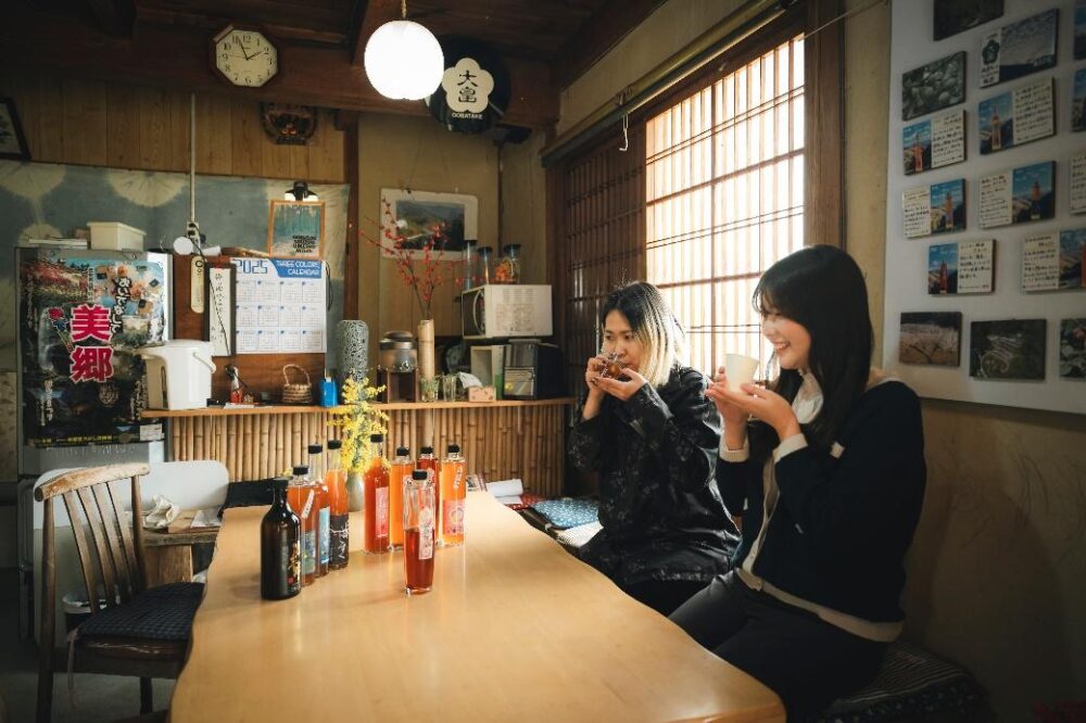 大畠酒造で梅酒の試飲をする様子