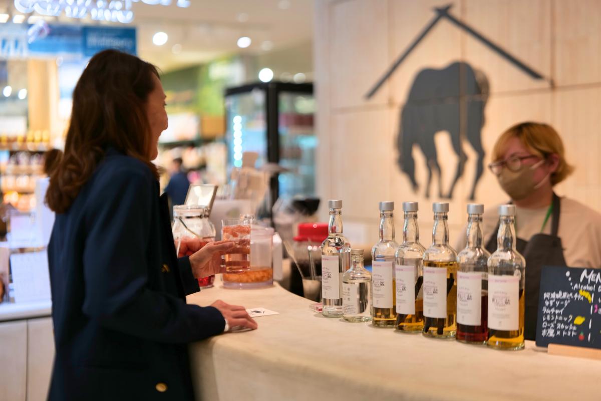 人気のラム酒炭酸割りを手にする女性