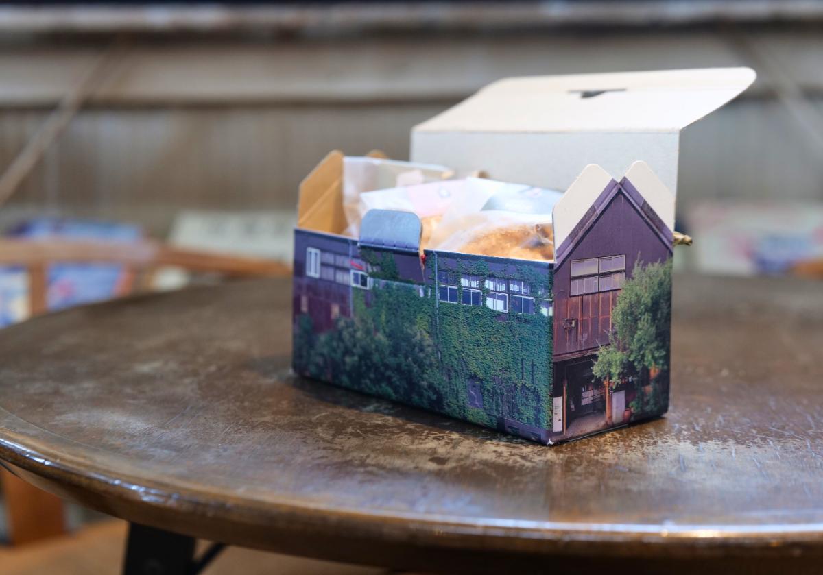 お土産の箱も古倉庫のオシャレなデザイン