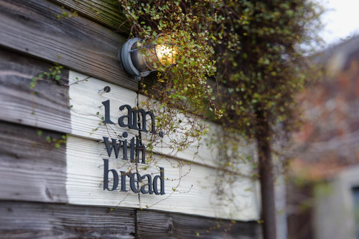 「i am. with bread(アイアム ウィズ ブレッド)」店舗の看板