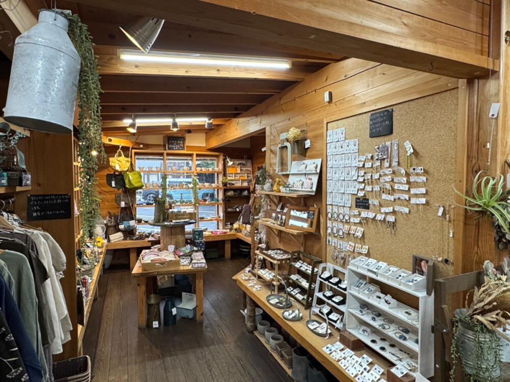 作家さんの素敵でかわいい手作り雑貨が並ぶ店内